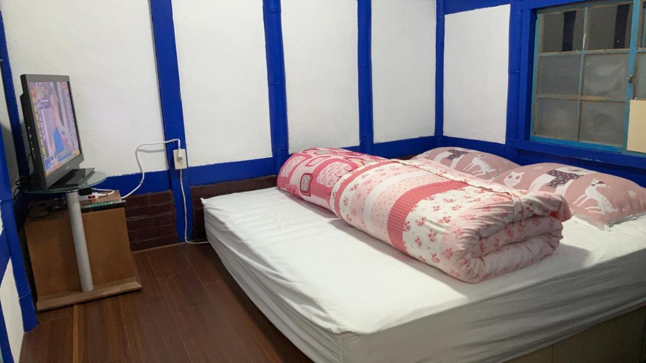 老老街 誠君民宿 Fenchihu Bagian luar foto